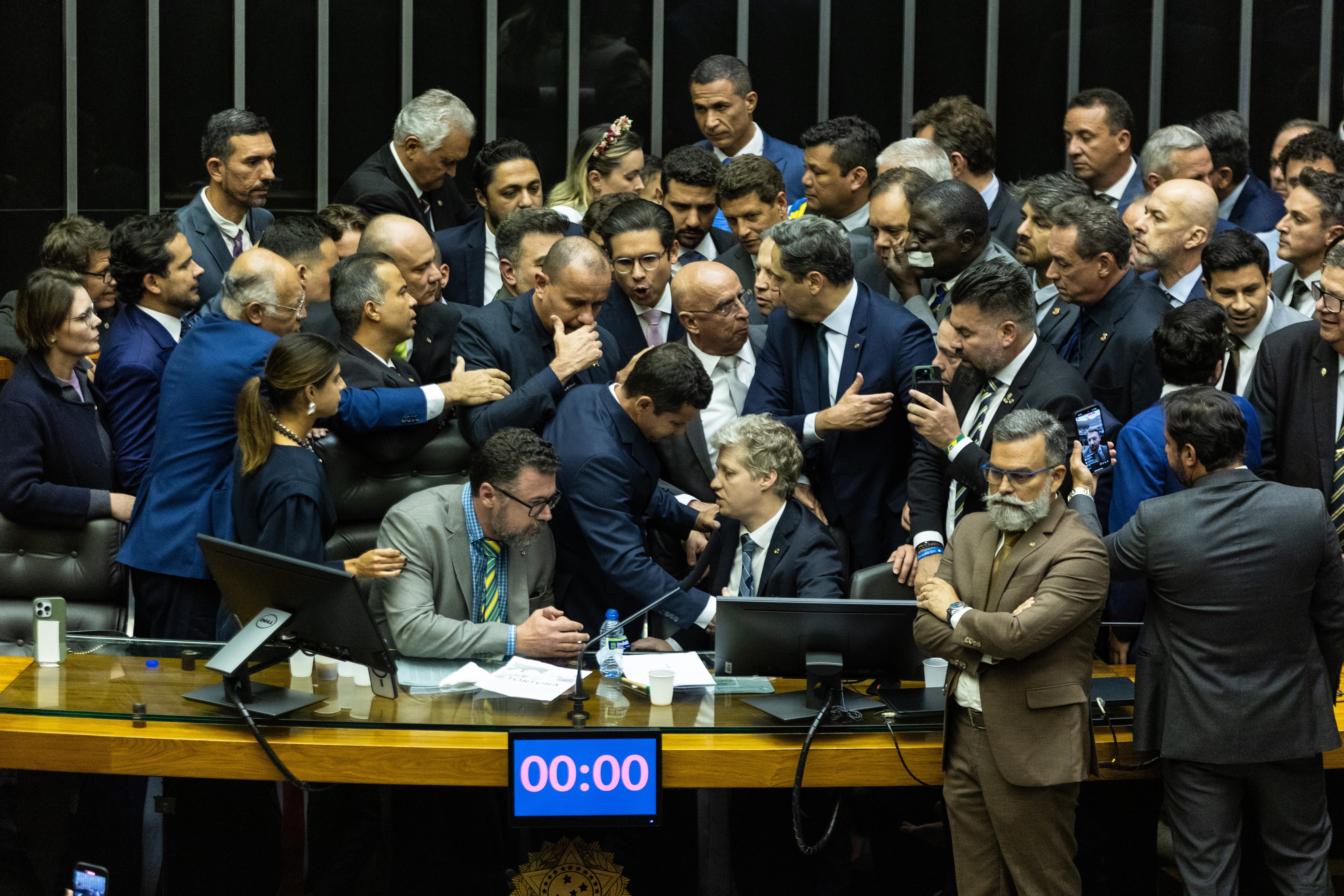 Conselho da Câmara suspende deputados da oposição por dois meses por ocupação da Mesa Diretora