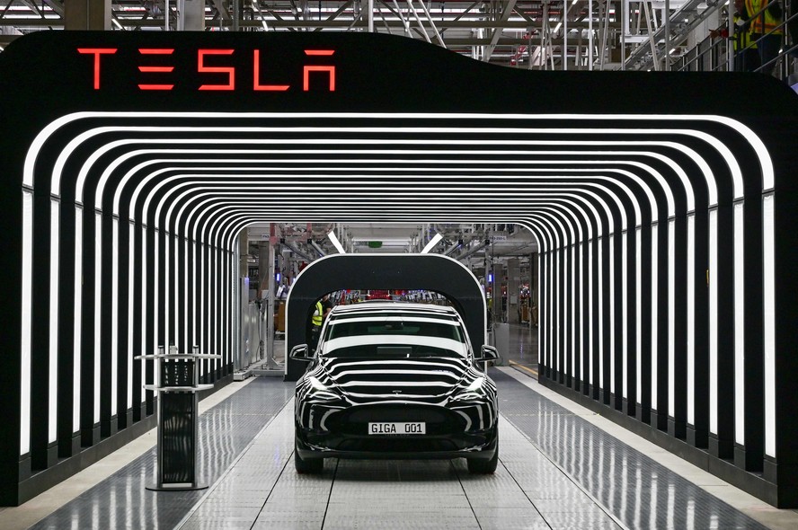 Carro modelo Y, da Tesla, empresa pioneira em veículos elétricos nos Estados Unidos
