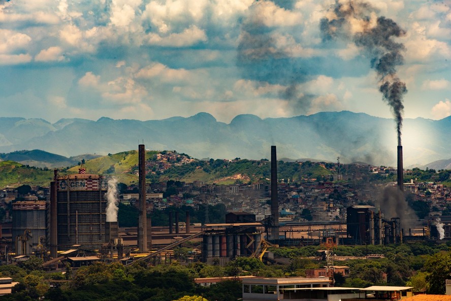 Poluição: A CSN, em Volta Redonda: indústrias como siderúrgicas terão de comprar créditos