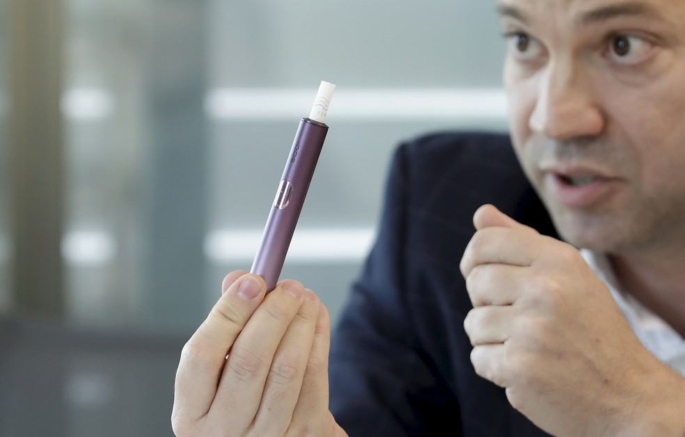Branko mostra dispositivo de fumo sem combustão — Foto: MArcelo Theobald / Agência O Globo