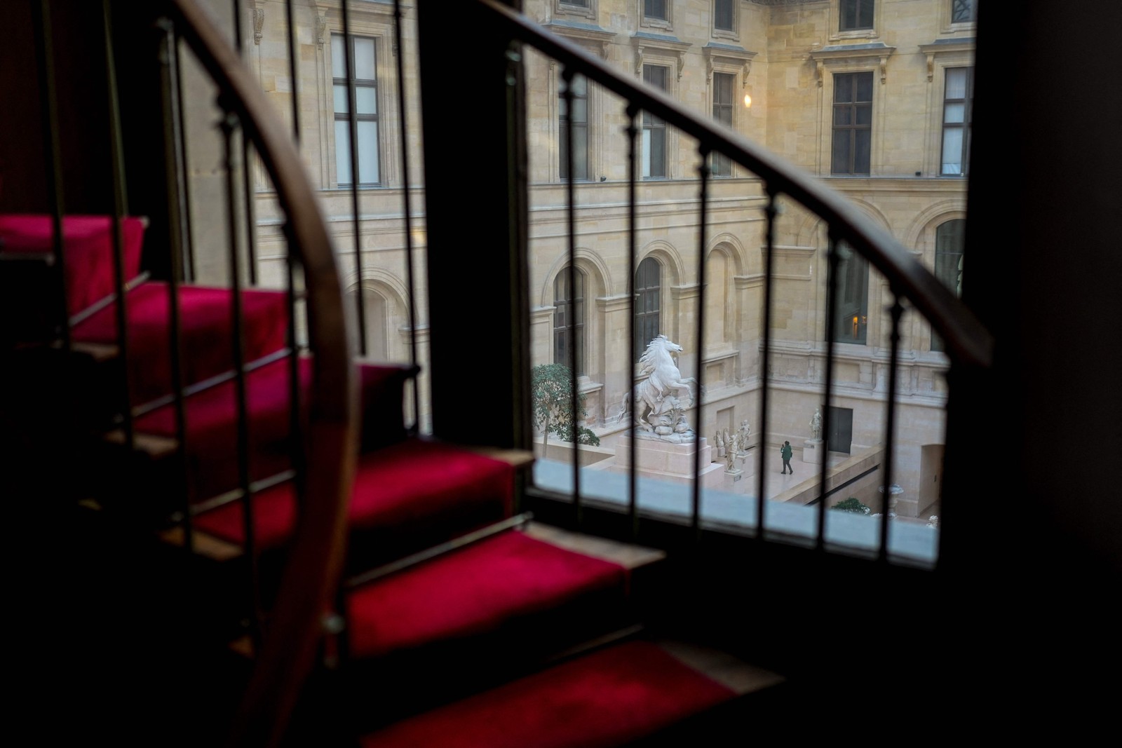 Contatado pela AFP, o Palácio do Eliseu (residência oficial do presidente do país) disse que Emmanuel Macron foi alertado sobre a situação e que "falou em várias ocasiões com a ministra e a direção do museu" — Foto: Dimitar Dilkoff/AFP