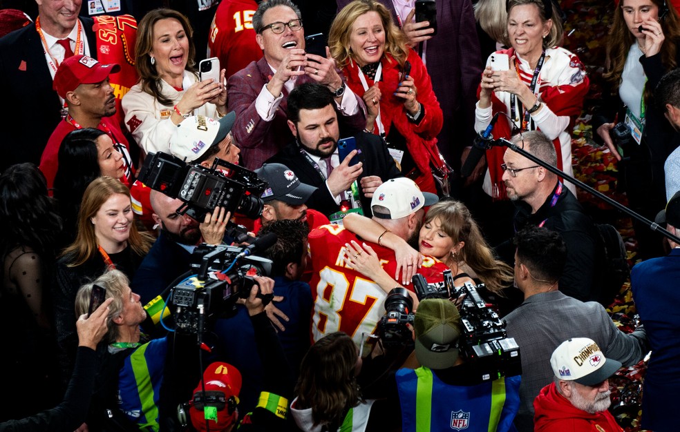 Em fevereiro, Travis Kelce e Taylor Swift comemorando após seu time vencer o Super Bowl. O relacionamento deles dominou as conversas da NFL durante toda a temporada, atraindo um novo público para a liga e inspirando fortes emoções entre os fãs. — Foto: Doug Mills/The New York Times