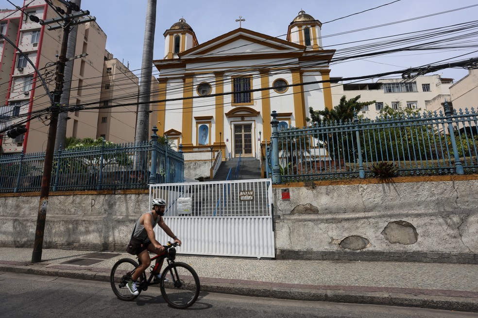 Cartaz com aviso de suspensão das atividades foi retirado nesta sexta-feira — Foto: Fabiano Rocha / Agência O Globo