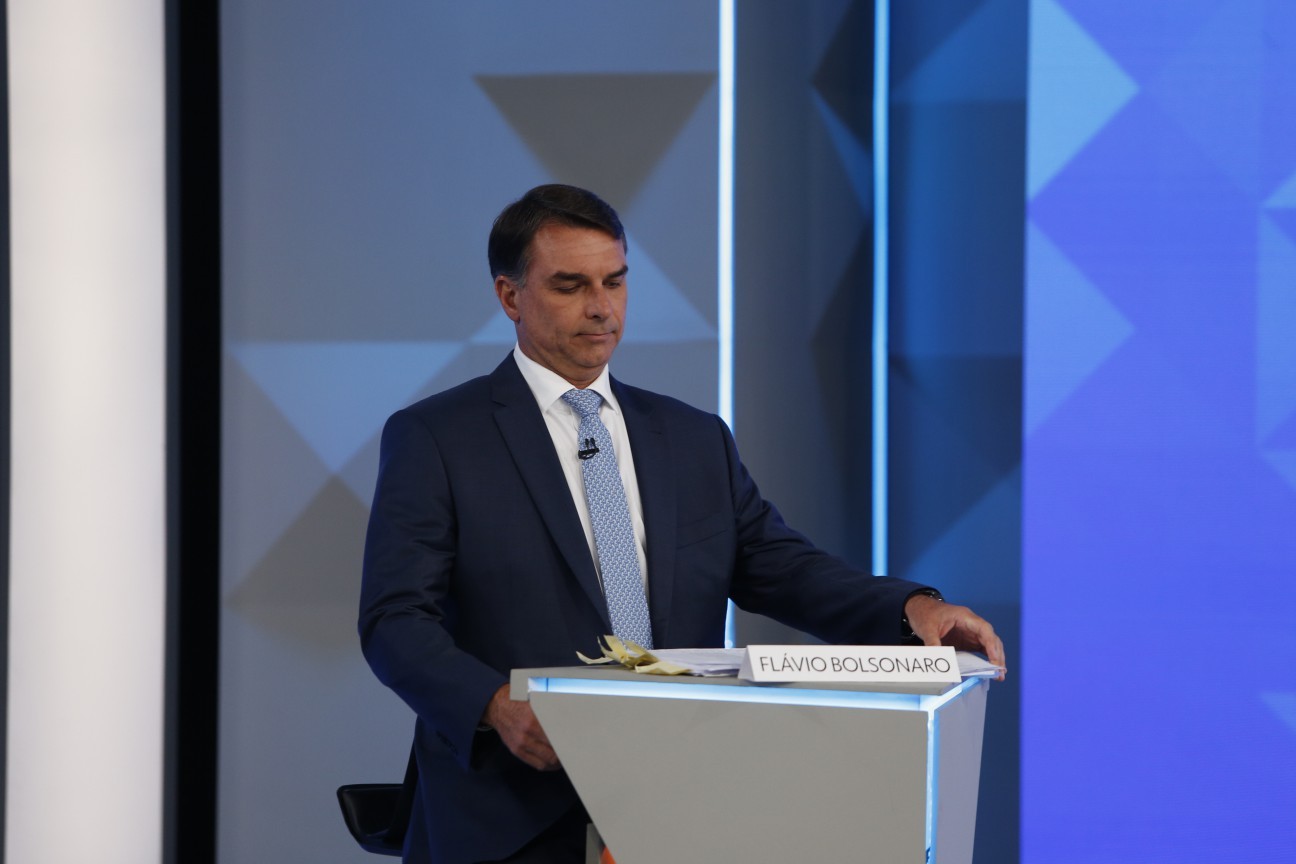 'Ana Clara, quero falar para a senhora': Flávio chama mãe de menina morta por PM pelo nome da filha em debate da Globo