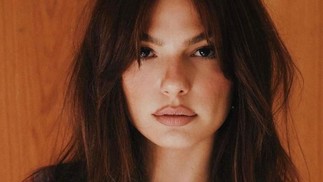 Isis Valverde lançou um livro no final de 2019. "Camélias em mim" é uma obra que reúne 48 poemas escritos por ela