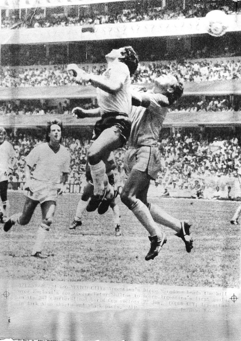 Goleiro Peter Shilton em disputa com o craque argentino Maradona no lance que conhecido como "La Mao de Dio", na vitória da Argentina por 2 a 1 sobre a Inglaterra na Copa do Mundo de 1986, no México — Foto: AFP