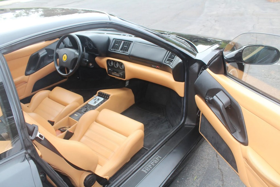 O interior da Ferrari F355 GTS: bancos de couro — Foto: Reprodução Bring-A-Trailer