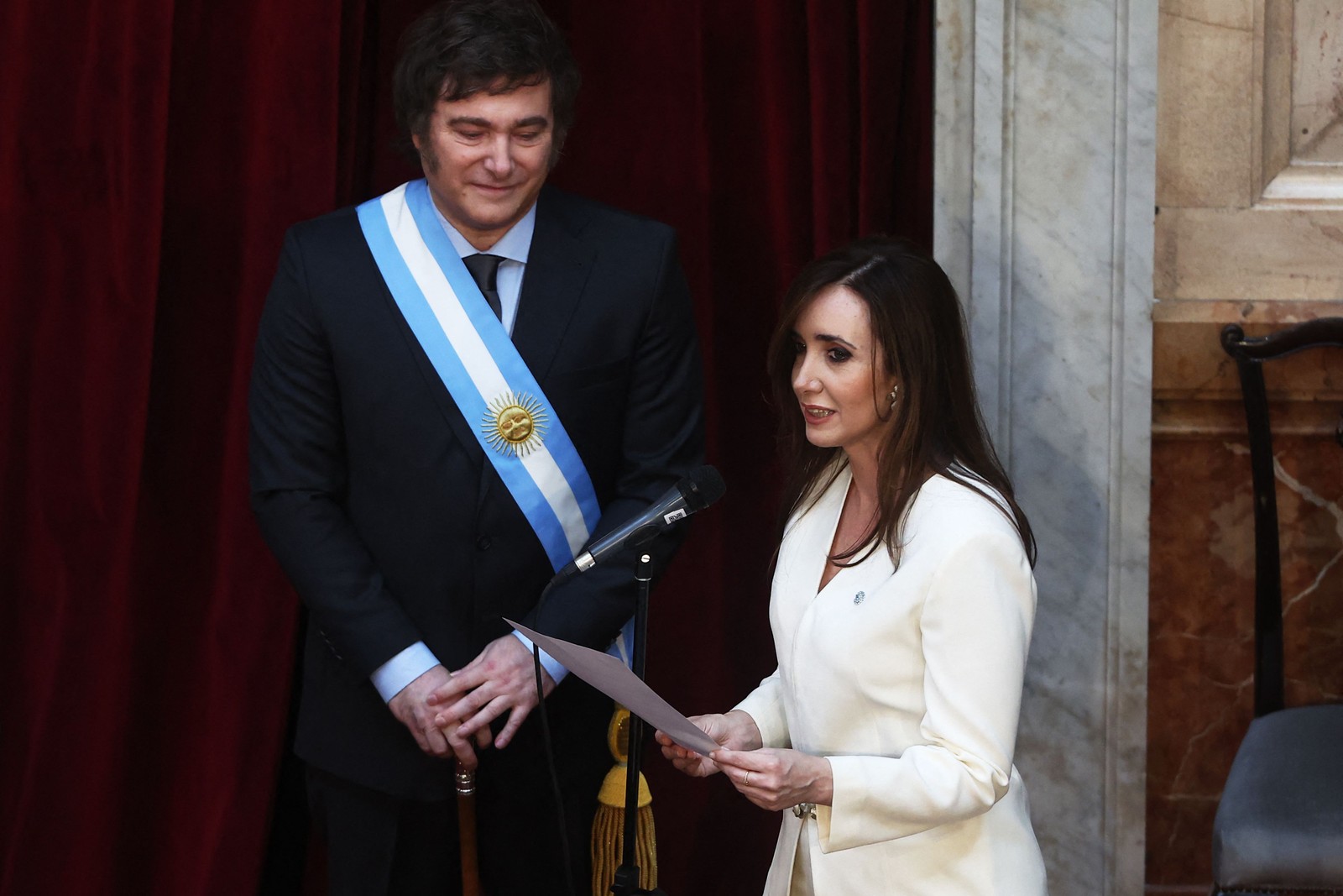 Javier Milei e a vice-presidente Victoria Villarruel durante a cerimônia de posse — Foto: ALEJANDRO PAGNI / AFP