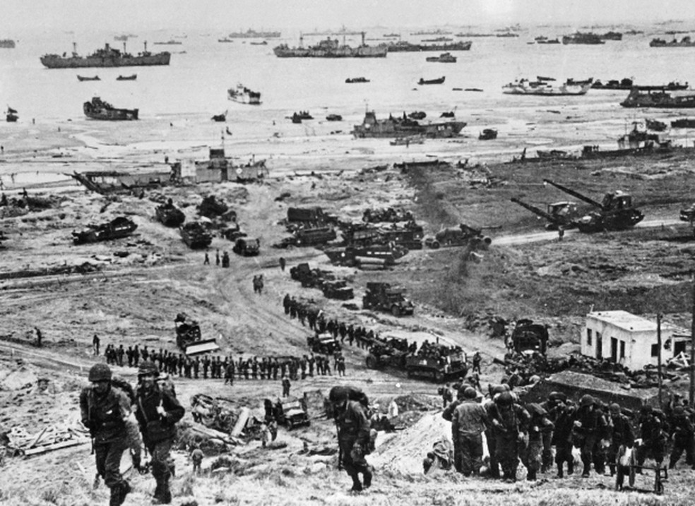 Visão de praia na Normandia após desembarque bem-sucedido dos aliados — Foto: US National Archives