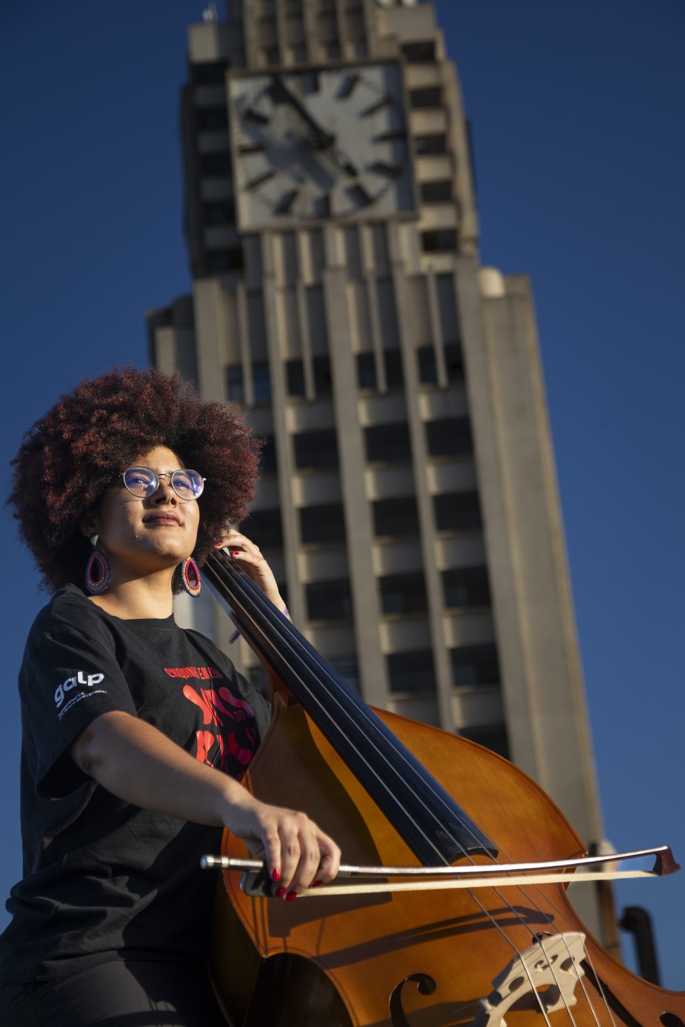 A contrabaixista Mavi Vasconcelos conheceu a história de Chiquinha Gonzaga mais a fundo depois de ingressar na orquestra — Foto: Guito Moreto
