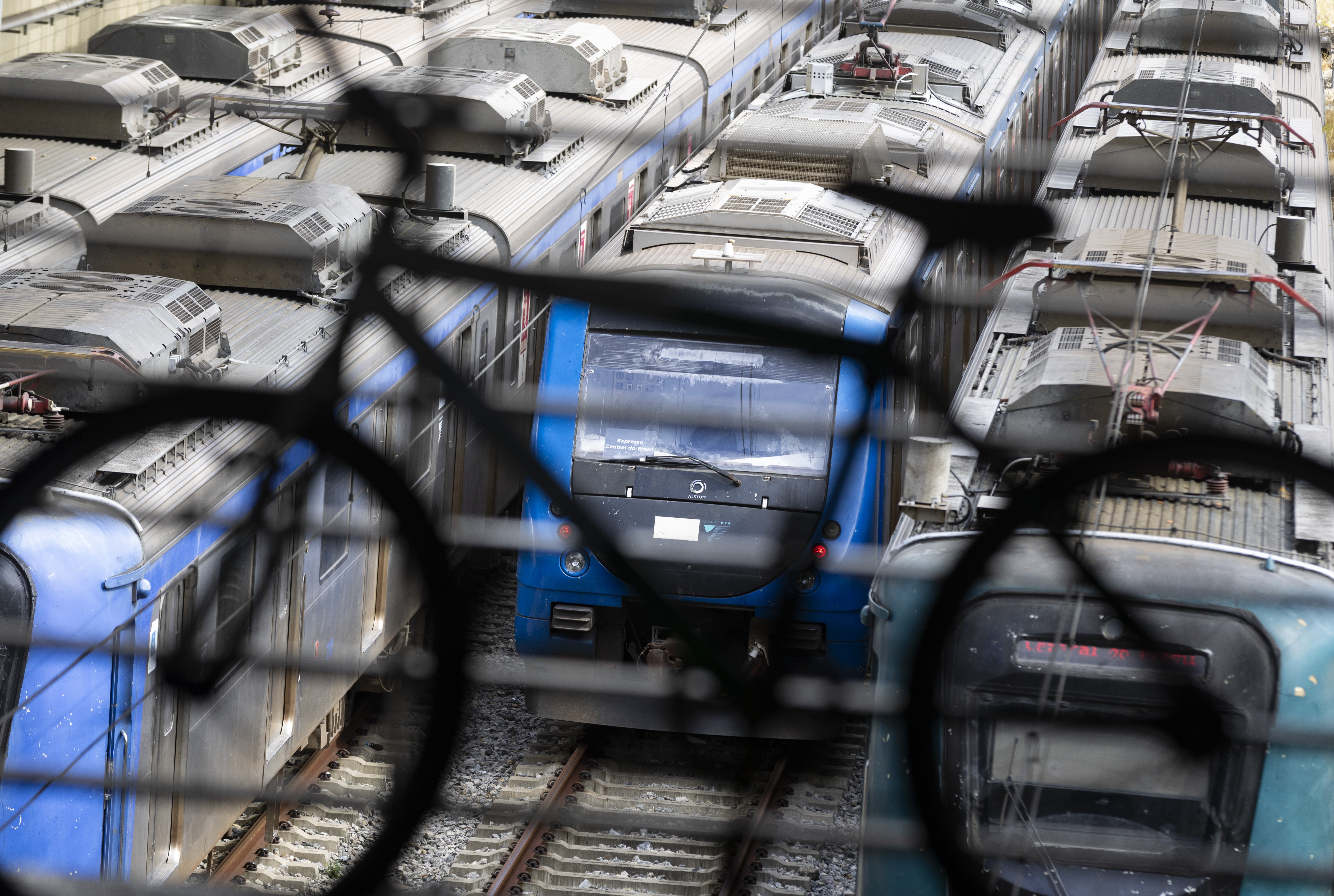 Por que o metrô e os trens pararam de funcionar durante vendaval no Rio? Entenda - QTU Questões do Universo