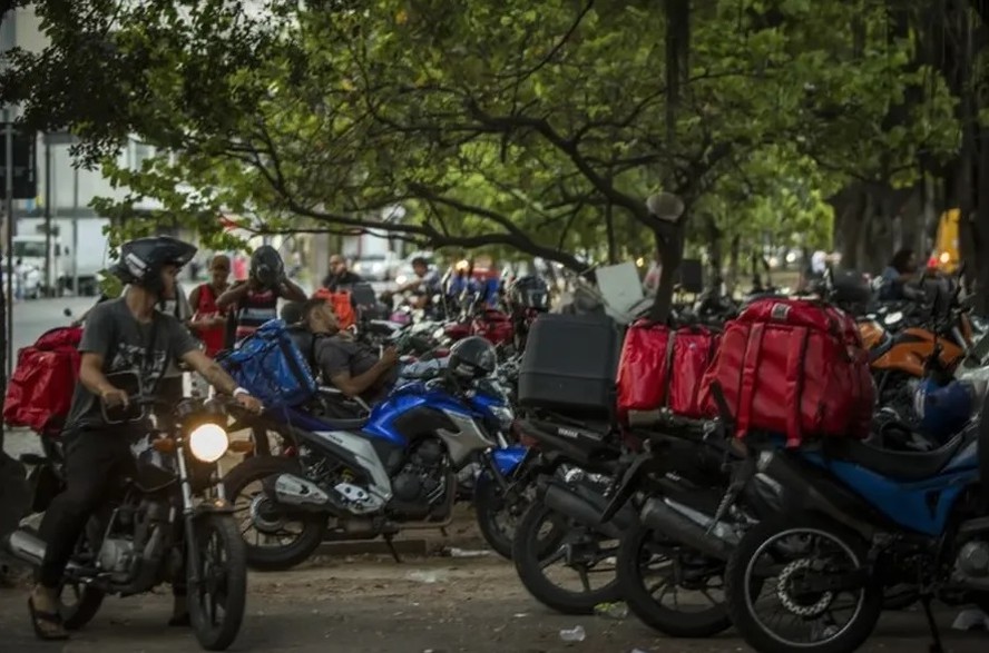Entregadores em frente a shopping no Rio