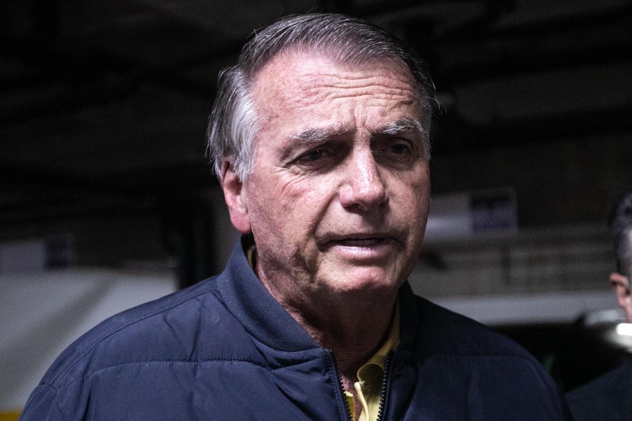 O ex-presidente Jair Bolsonaro fala à imprensa após colocar tornozeleira eletrônica, depois de operação da Polícia Federal
