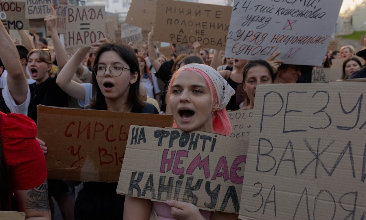 Ucrânia tem terceiro dia de protestos por demissão de ministro da Defesa: 'Ouço o que estão dizendo', afirma Zelensky