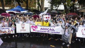 Debaixo de chuva, 13ª caminhada em prol da adoção é realizada em Copacabana neste domingo
