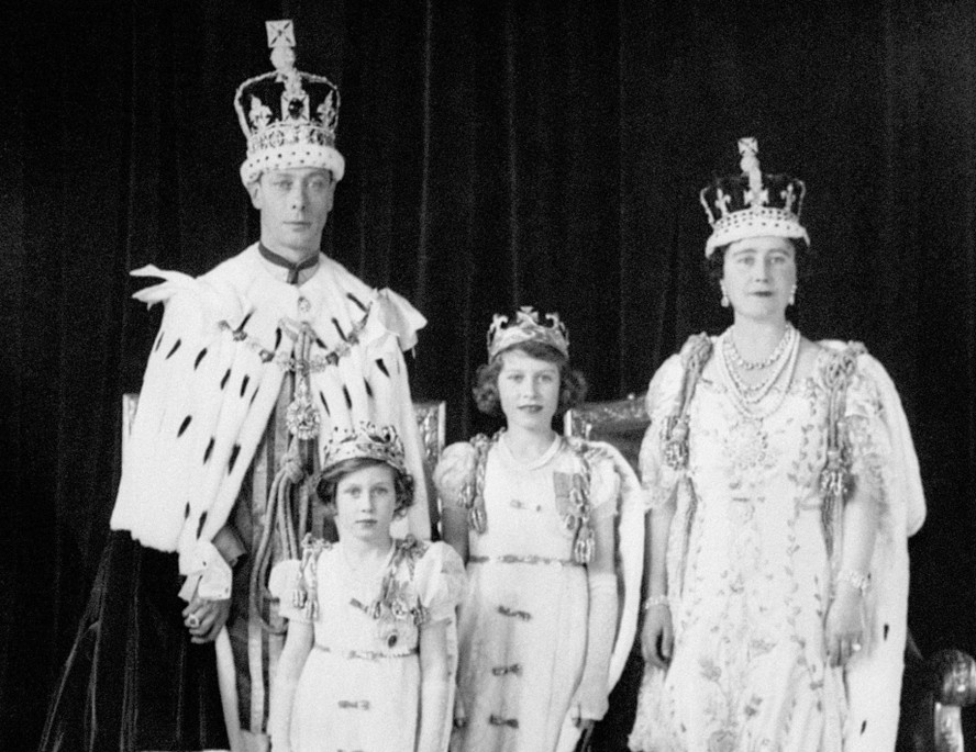 A família real britânica posa para a foto após o rei George VI, pai de Elizabeth II, ser coroado, em 1937