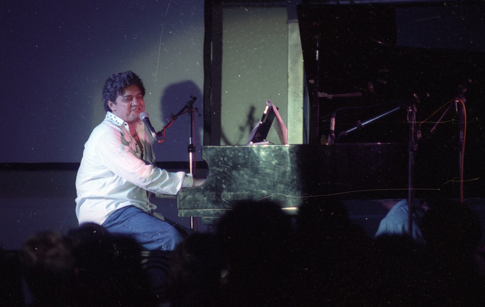 O cantor Taiguara, em 1992, em show no Fórum Global da Conferência da ONU sobre Desenvolvimento e Meio Ambiente - Rio 92 (ECO 92) — Foto: Estefan Radovicz