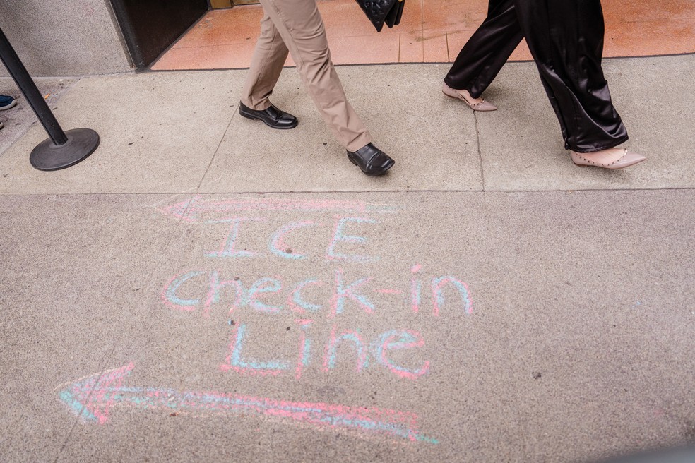 Galina Bobreneva e seu marido chegam para uma apresentação obrigatória ao ICE, em San Francisco, Califórnia, em 5 de agosto de 2026. Bobreneva, que foi presa pelo ICE em um aeroporto e ficou detida por mais de duas semanas antes de ser libertada sob fiança, representa uma nova frente na campanha de deportação em massa do presidente Donald Trump: prisões em aeroportos de pessoas que têm processos migratórios ativos e nenhum histórico criminal. — Foto: GABRIELA BHASKAR