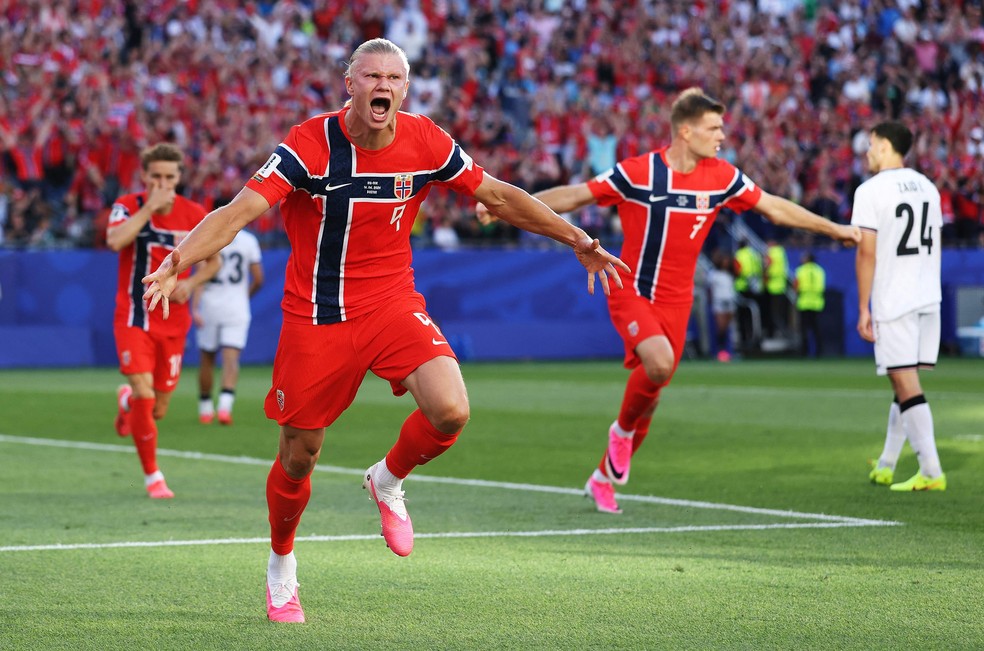 Haaland comemora gol da Noruega contra o Iraque pela Copa do Mundo — Foto: Justin Setterfield / Getty Images via AFP