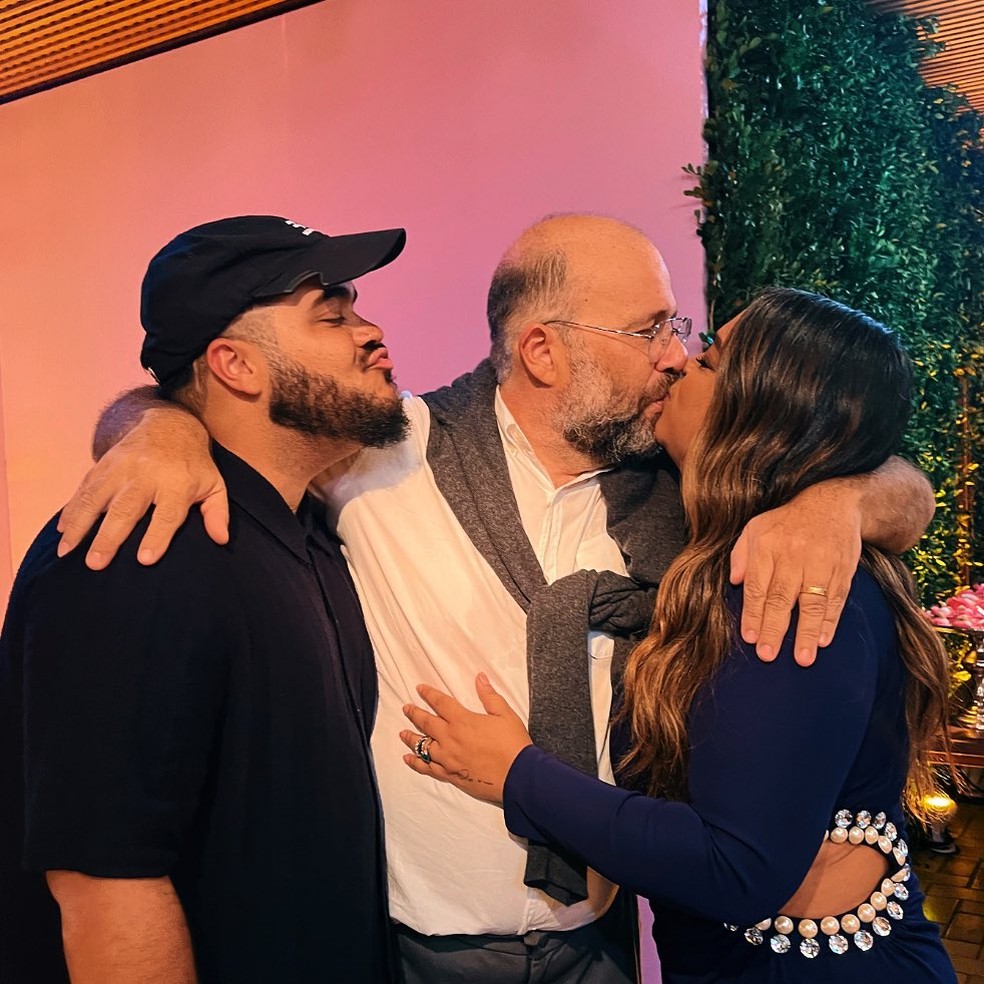 Otávio Muller e Preta Gil se beijam ao lado do filho, o cantor Fran Gil, em 2023: após a separação, os dois se tornaram grandes amigos — Foto: Reprodução/Instagram