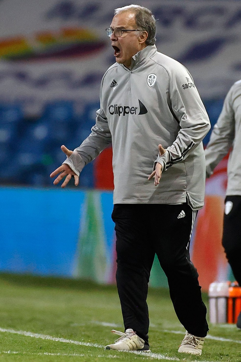 Bielsa na beira do campo pelo Leeds: decisões excêntricas — Foto: PHIL NOBLE / AFP