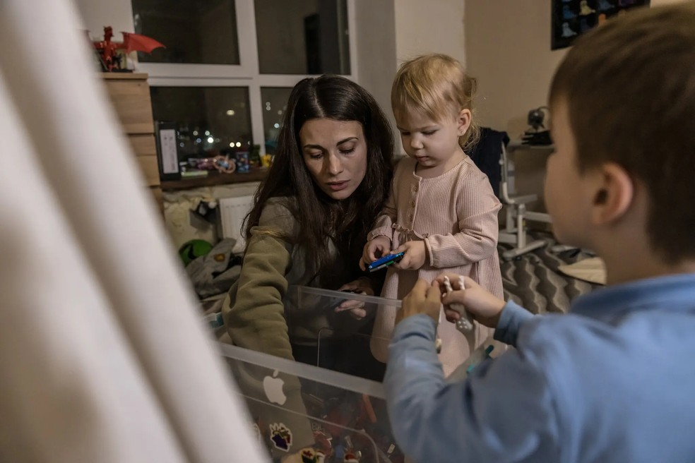 Viktoria Kravchenko brincando com seus filhos em casa, em Kiev. "Sou grata por trazer crianças ao mundo", disse ela — Foto: Oksana Parafeniuk / The New York Times