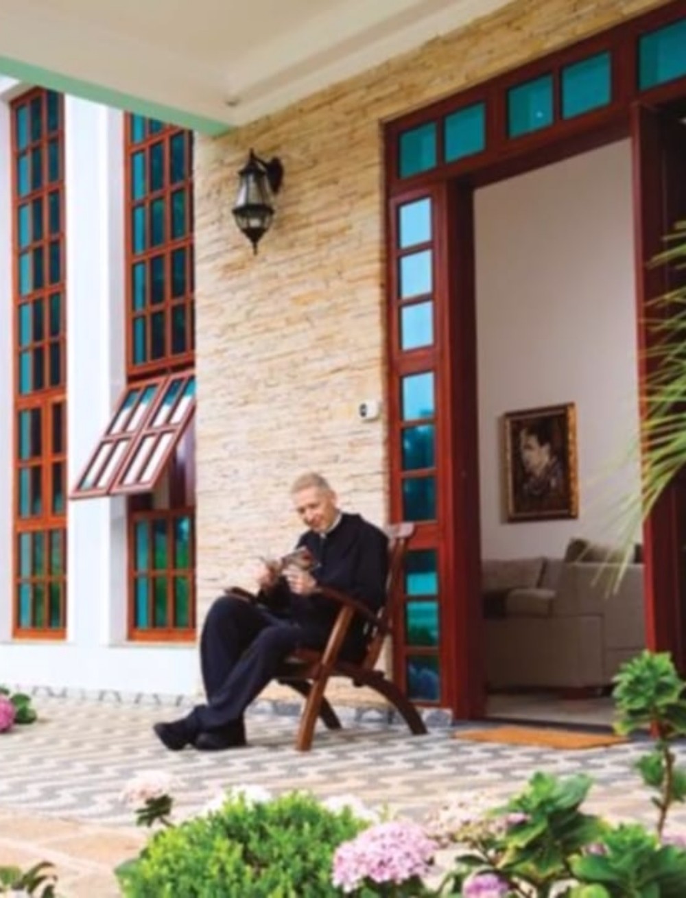 Fachada luxuosa de mansão onde mora Padre Marcelo Rossi a — Foto: Reprodução YouTube