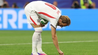 Kane se prepara para bater um pênalti para a Inglaterra contra a Croácia pela Copa do Mundo — Foto: Richard Pelham / GETTY IMAGES NORTH AMERICA / Getty Images via AFP