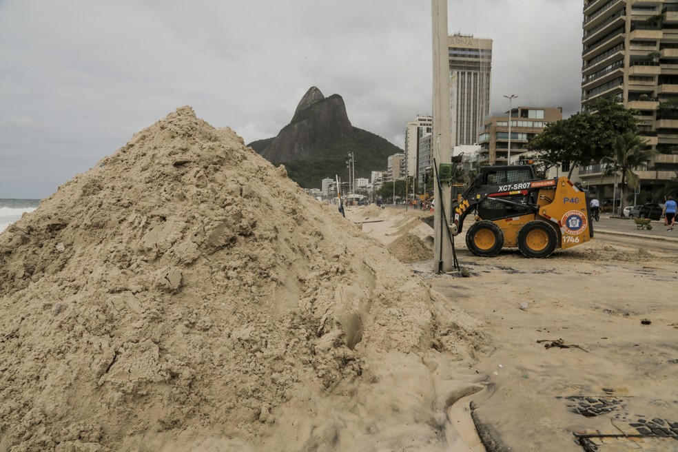 Além de trazer ondas fortes, a ressaca no mar empilhou areia nas praias da zona sul do Rio de Janeiro — Foto: Gabriel de Paiva/Agência O Globo