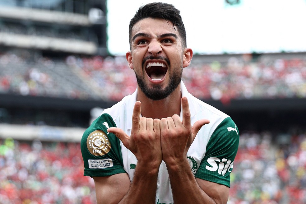Flaco López comemora o segundo gol do Palmeiras na vitória sobre o Al Ahly — Foto: FRANCK FIFE / AFP