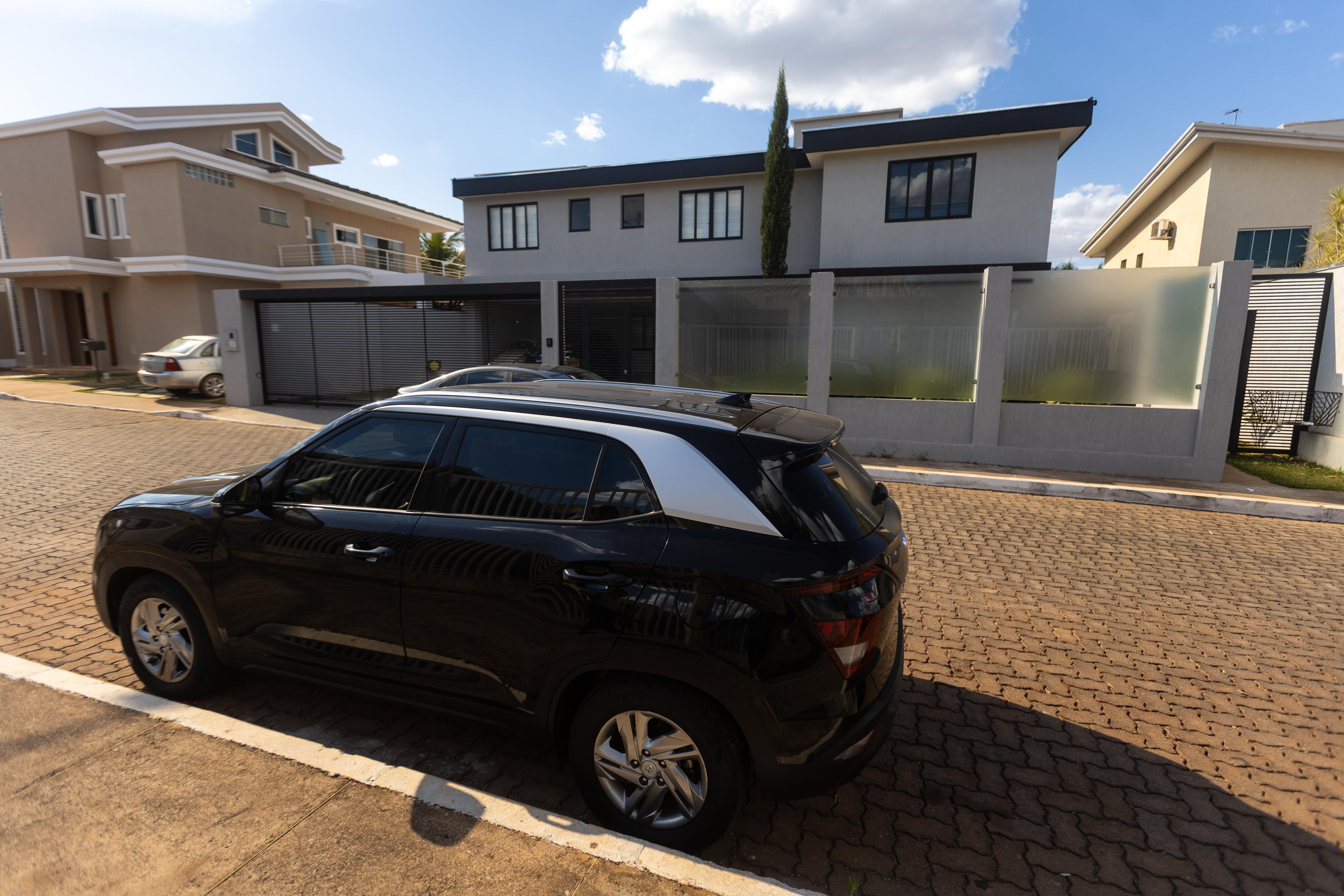 Após ordem de Moraes, policiais penais do DF vigiam casa de Bolsonaro com carro na porta e controle de acesso a condomínio