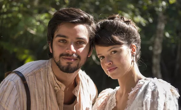 Agatha Moreira e Rodrigo Simas já eram amigos e trabalhavam juntos "dar certo". Porém, só veio o romance "Orgulho e paixão"Onde formaram um casal romântico. Os dois ficaram juntos por seis anos. — Foto: Globo/Estefam Avelar