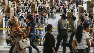 Pessoas em local de votação em Medellín, na Colômbia, durante as eleições presidenciais. Os colombianos começaram a votar neste domingo (29) em um primeiro turno das eleições presidenciais, com um esquerdista pronto para a vitória pela primeira vez na história conturbada do país.  — Foto: JOAQUIN SARMIENTO / AFP