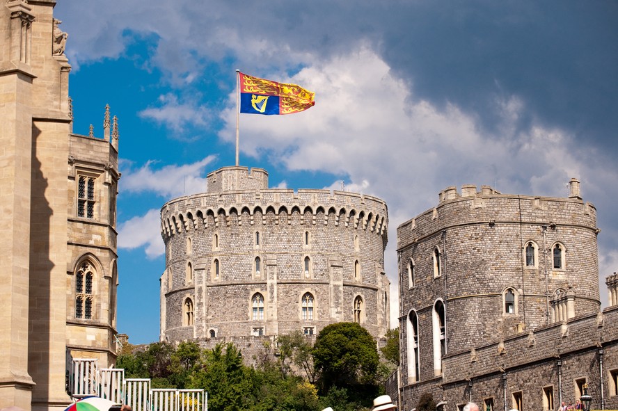 Estandartes reais no Castelo de Windsor.