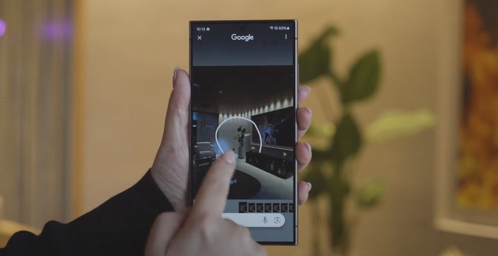 O novo sistema da Samsung permite uma nova forma de fazer pesquisas na internet com inteligência artificial: Basta fazer uma foto e circular a imagem com os dedos — Foto: Reprodução