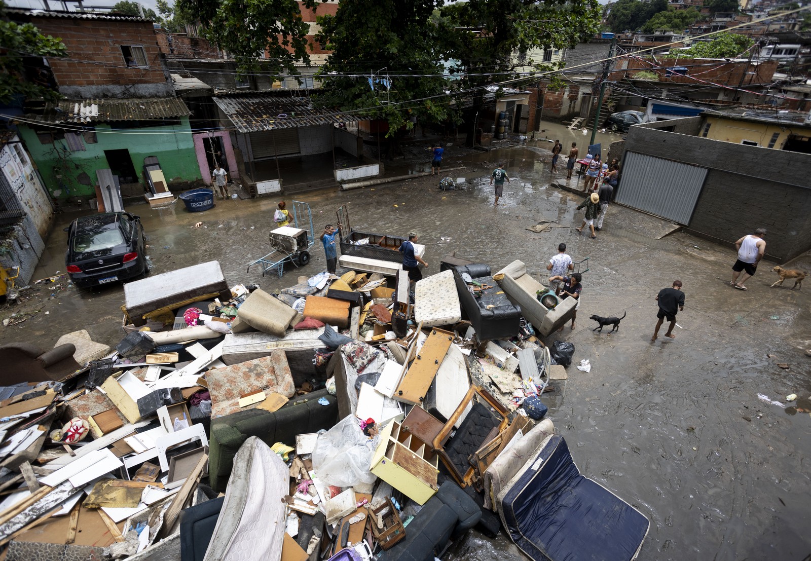 Montanha de móveis e objetos danificados com a chuva na comunidade Parmalat, em Acari. — Foto: Márcia Foletto