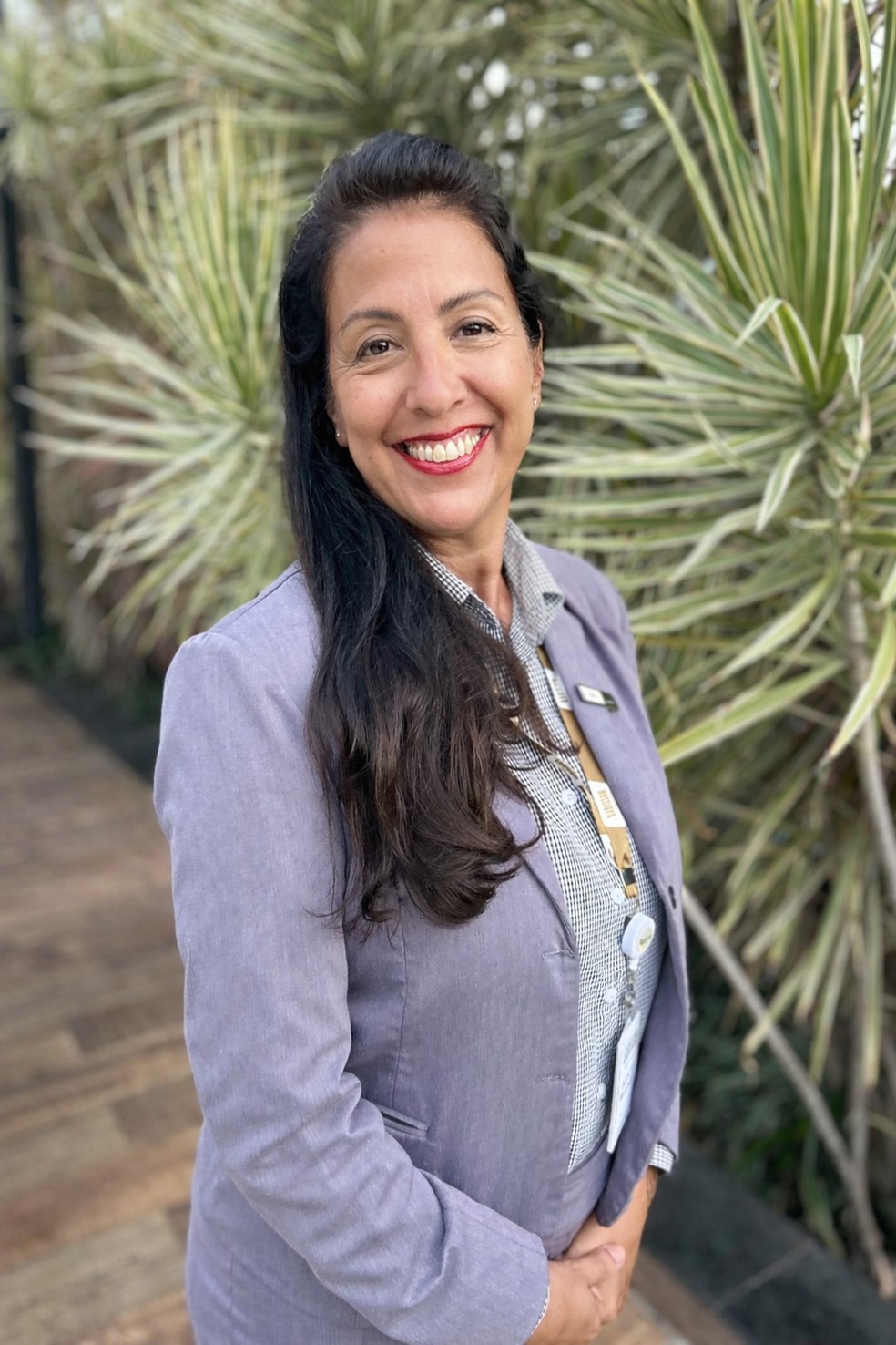 A argentina Alicia Thevenin, recepcionista do Radisson: hotel procura contratar estrangeiros — Foto: Divulgação/Radisson