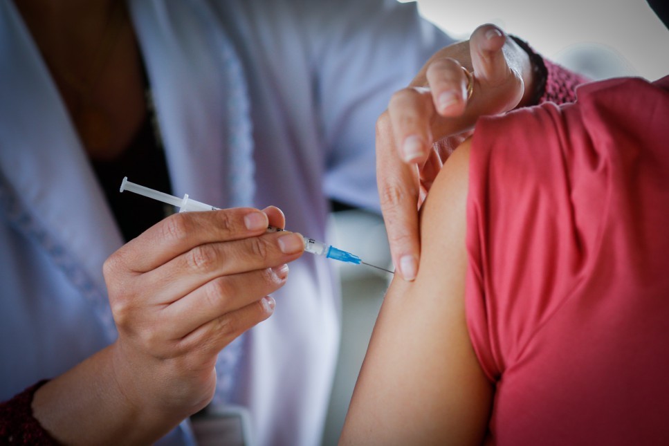 IA Cria Vacina Universal Contra Coronavírus em Cambridge