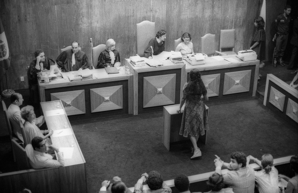 Maria de Lourdes (Lou), durante o julgamento em 1979, afirma que Vanderley (Van) a coagiu a participar dos assassinatos de Almir e Vantuil — Foto: Anibal Philot / Agência O Globo