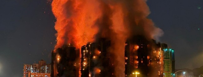 A fire broke out in the Wang Fook residential complex in the Tai Po district in northern Hong Kong - Photography: Yan Chow