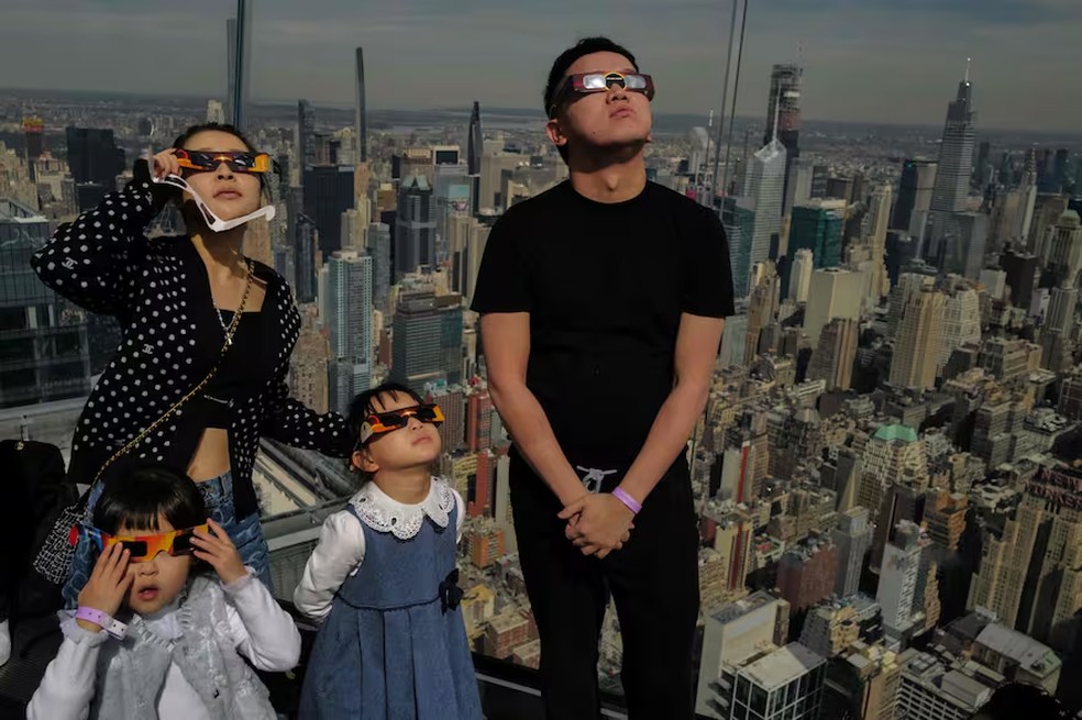 Família observa o eclipse em Nova York — Foto: Reprodução