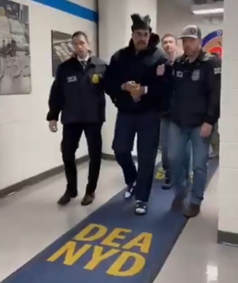 Imagem de vídeo publicado pela Casa Branca mostra Nicolás Maduro sendo escoltado nos EUA — Foto: Reprodução de vídeo