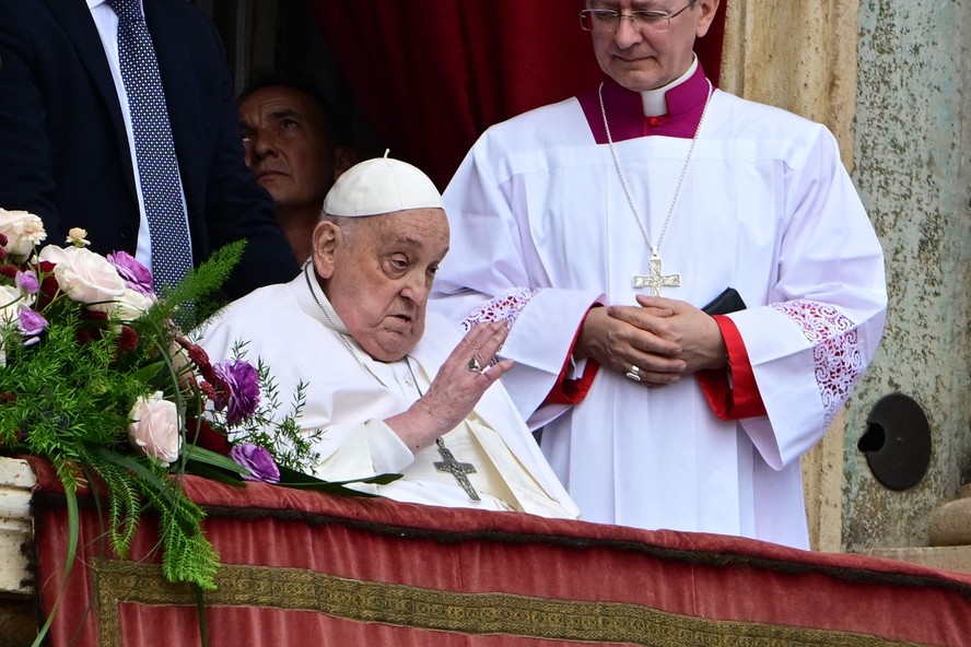 Papa Francisco acena para fiéis no Domingo de Páscoa