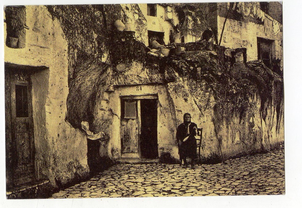 Matera antes da retirada nos moradores. Neste local da foto hoje existe um hotel — Foto: Divulgação/Sextantio della Grote di Civita