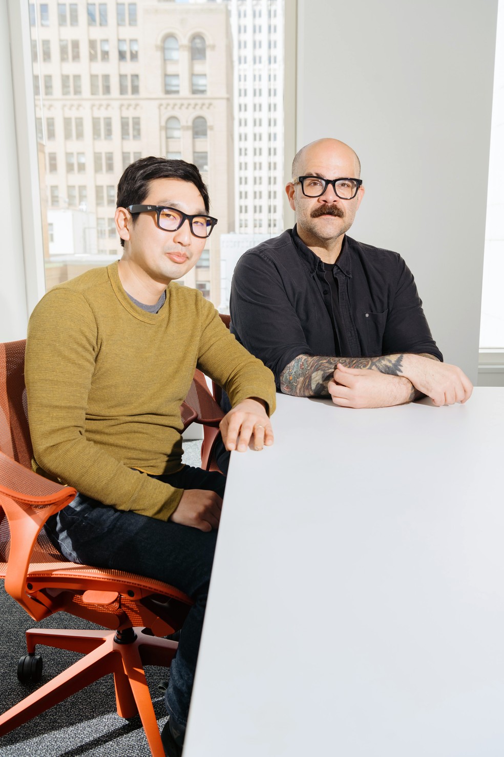 Brian X. Chen e Mike Isaac, que testaram os óculos — Foto: Aaron Wojack/The New York Times