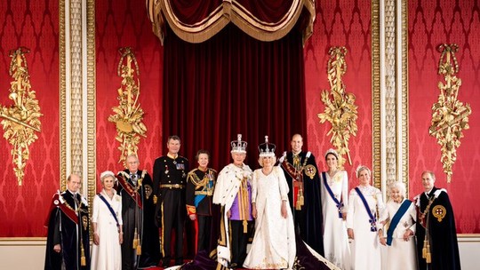 Família real rompida: foto oficial com rei Charles III e rainha Camilla não tem príncipes Harry e Andrew