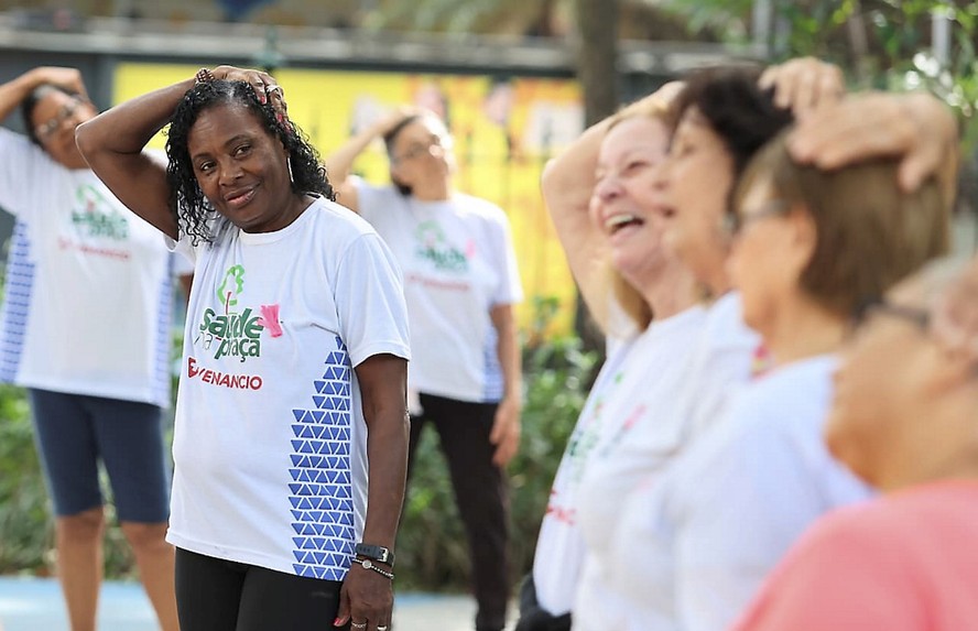 Sônia Martins, de 62 anos, observa colegas na ginástica que faz duas vezes por semana em Copacabana: primeira da família a se aposentar, ela segue trabalhando para complementar renda
