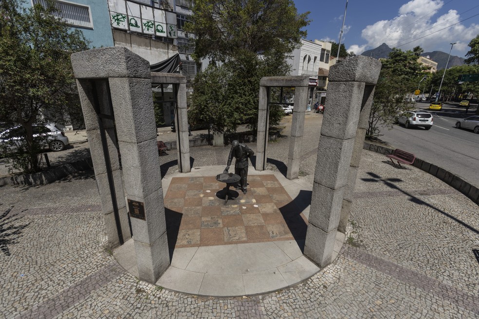A estátua de Noel Rosa dá o pontapé inicial na rota do samba em Vila Isabel. Depredada, restam apenas a mesa e o garçom — Foto: Alexandre Cassiano / Agência O Globo