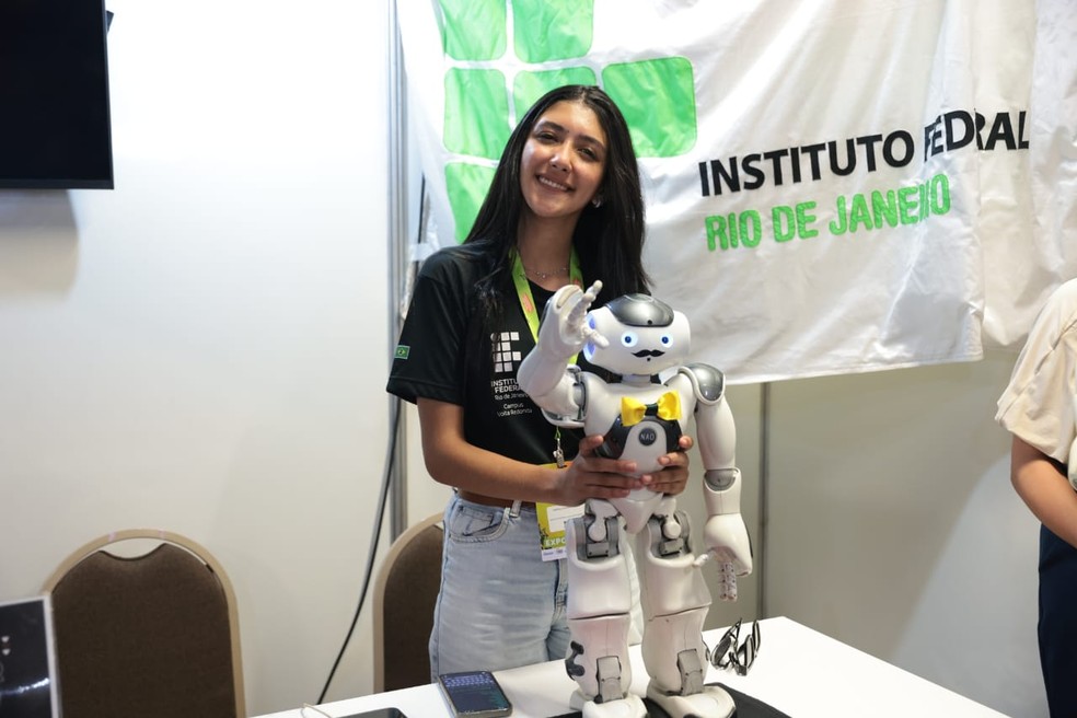 Robozinho dança e ajuda a curar — Foto: Rodrigo Fonseca/Divulgação