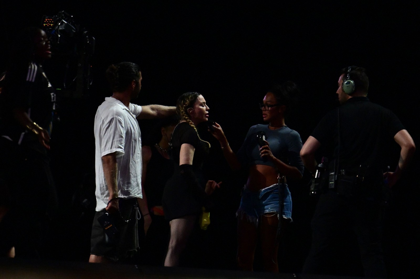 Madonna usou máscara no rosto pela maior parte do tempo, mas a retirou em poucos e breves momentos para falar com produtores ou bailarinos. - Foto: Pablo PORCIUNCULA / AFP